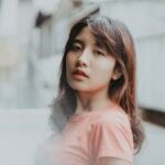 Woman in a t-shirt, a confident client